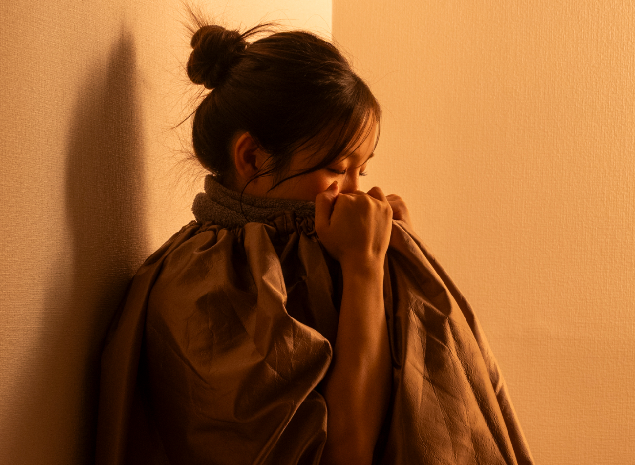 よもぎ蒸しで温活しリラックスする女性
